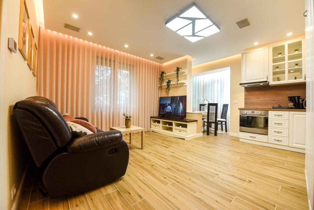Green Leafy Brasov - Ideal 2 Bedroom Apartment 외부 사진