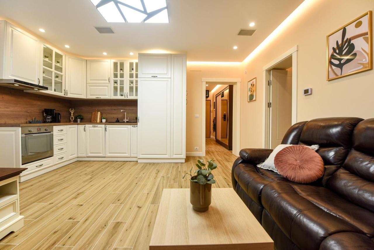 Green Leafy Brasov - Ideal 2 Bedroom Apartment 외부 사진